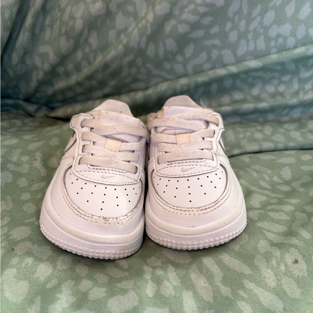 White Nike AF1s 3c